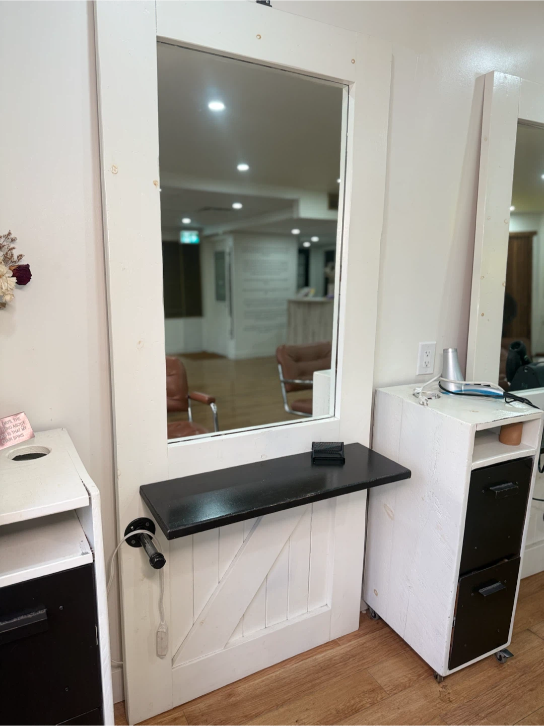 Wall Mounted Hair Salon Mirror Station