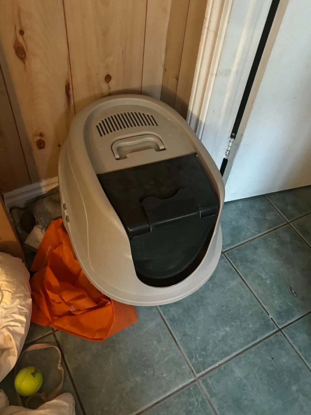 Enclosed Cat Litter Box