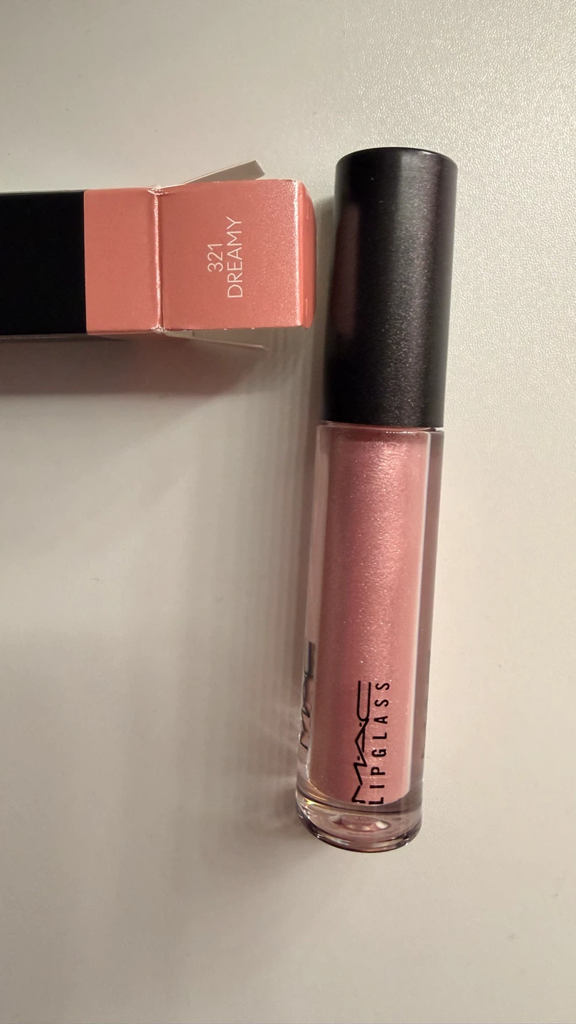 MAC Lipglass in 321 Dreamy
