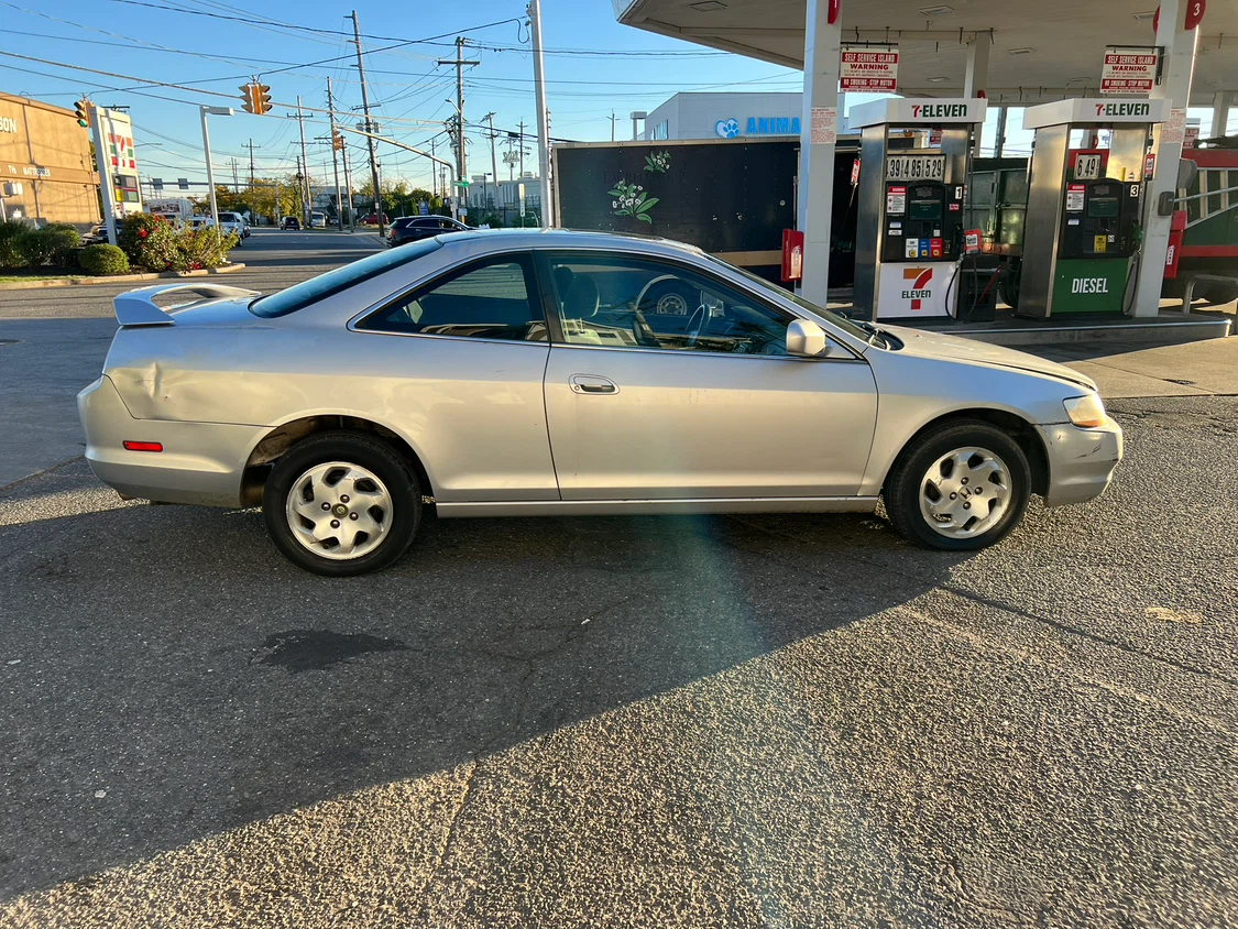 2000 Honda Accord LX. Amazing on Gas very reliable. - photo 2