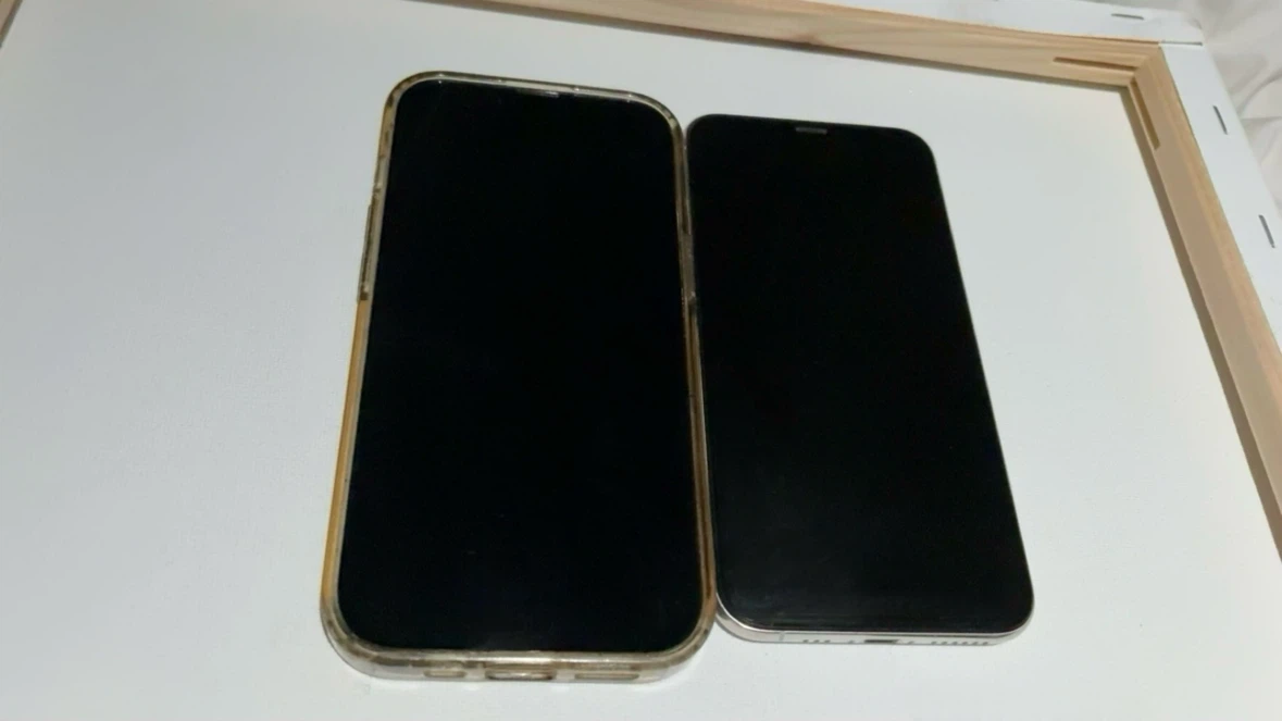 Two Apple iPhones. iPhone 14 and iPhone X. - photo 2