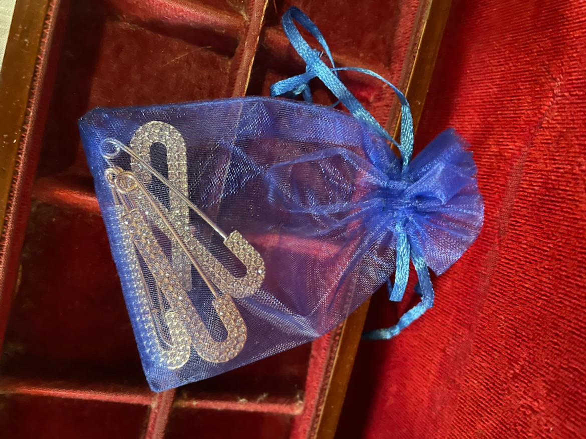 Set of 4 Rhinestone Safety Pin Brooches - photo 3