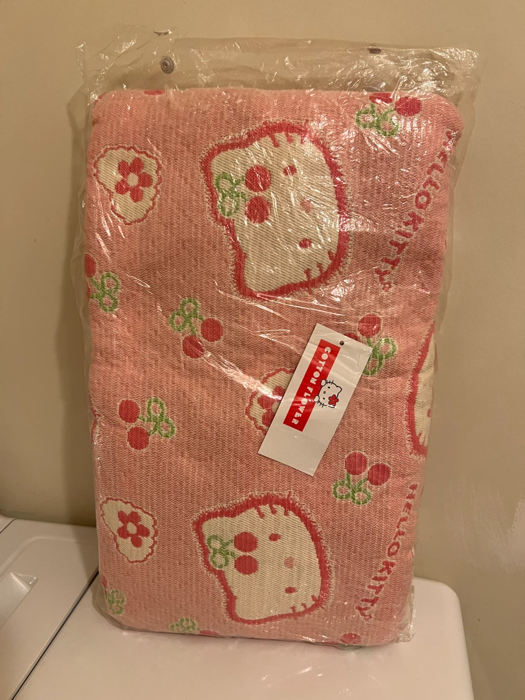 Hello Kitty Cherry Pattern Bed Cover - photo 2