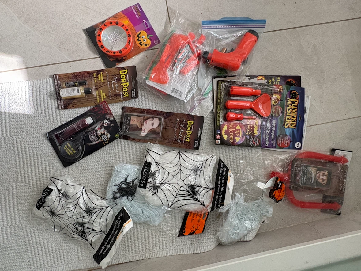Halloween  job lot need gone asap - photo 3