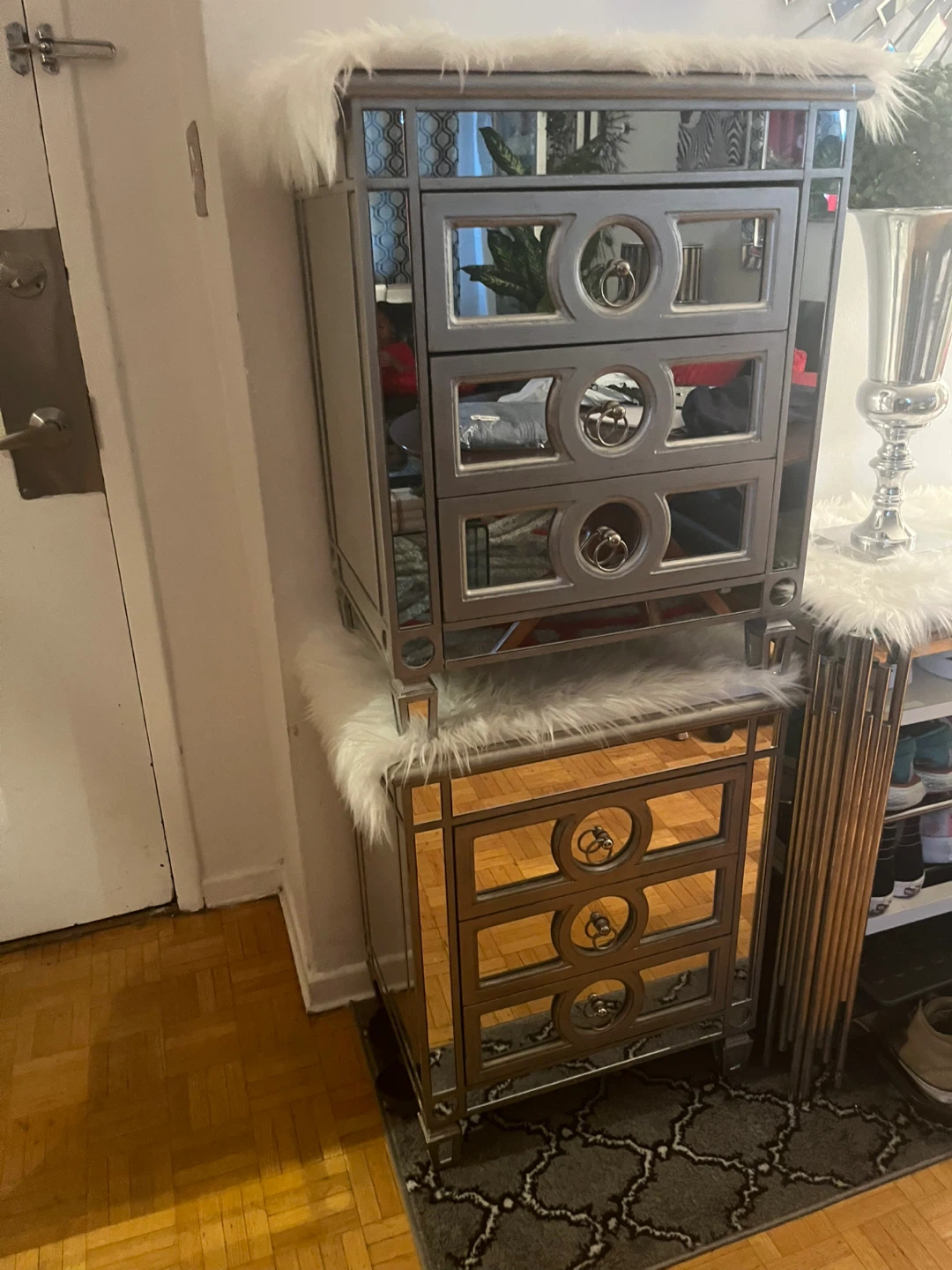 Set of Two Mirrored Nightstands - photo 2
