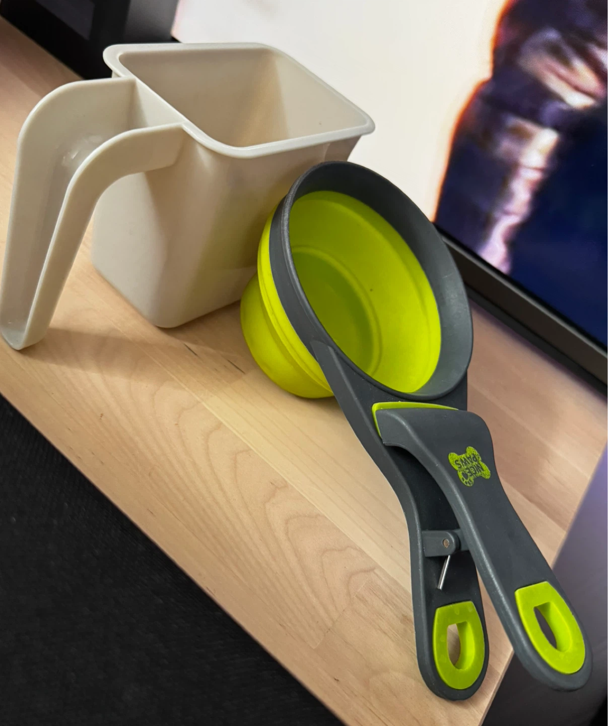 Pet food scoop