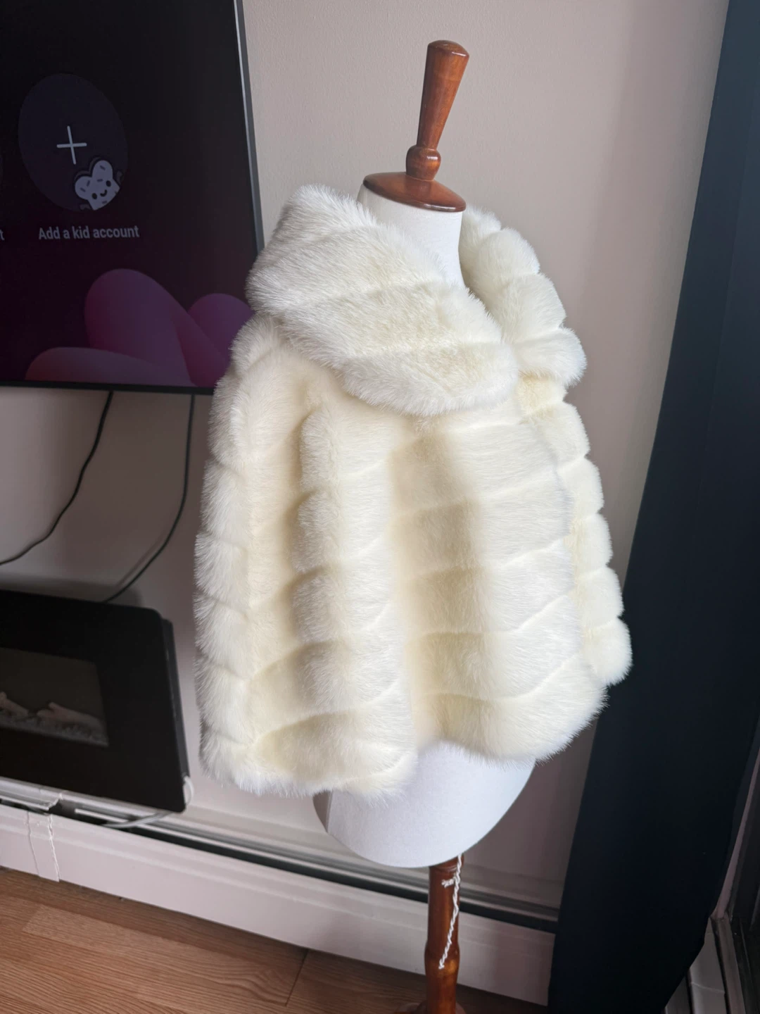 Melanie Lyne Faux Fur Cape - photo 4