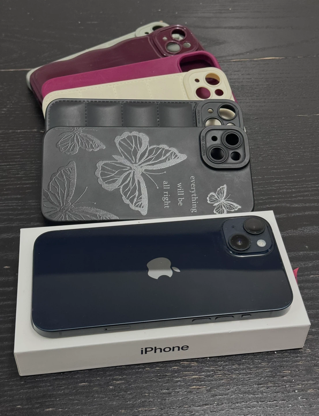 iPhone 14 Plus 256GB, 82% battery, box, cable, 6 cases.