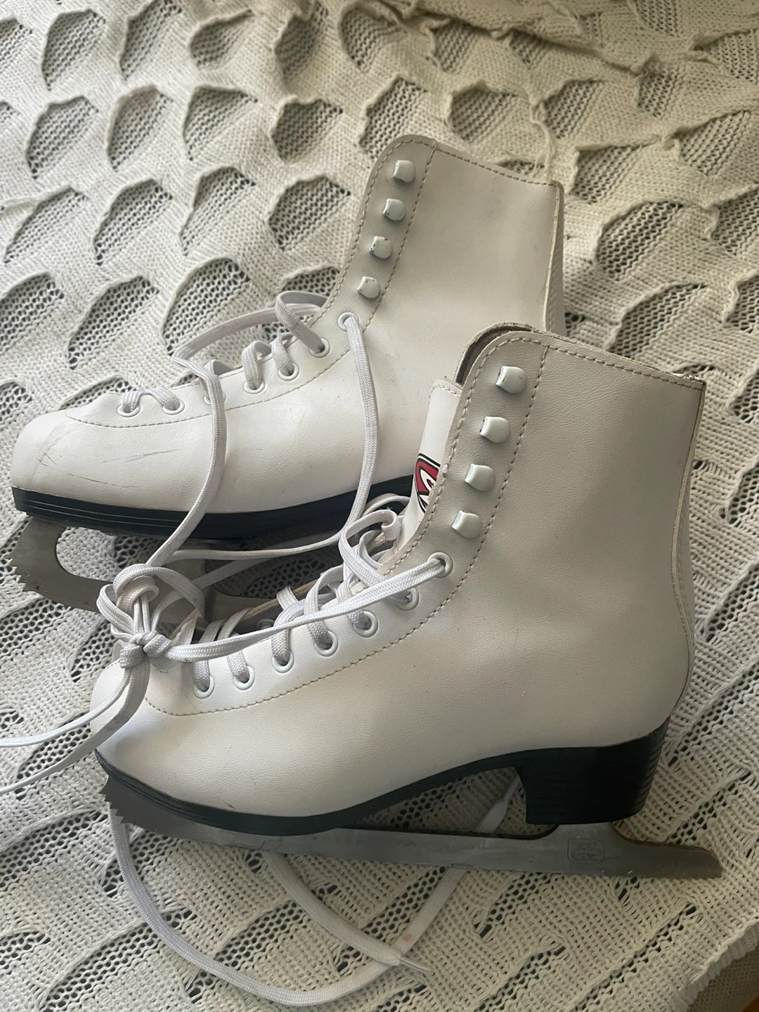 Hespeler Youth Figure Skates Size J4