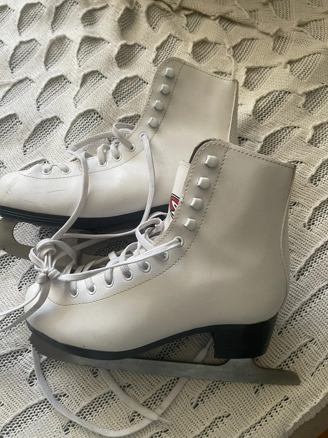 Hespeler Youth Figure Skates Size J4 - photo 4