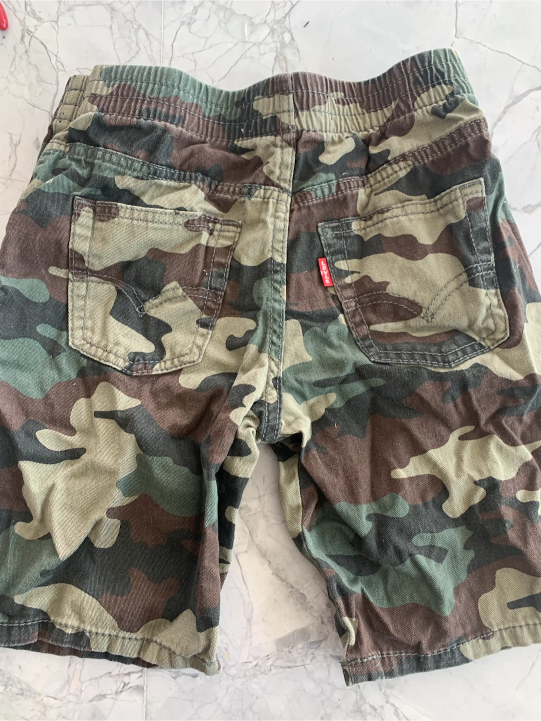 Kids levi’s camouflage shorts sz M - photo 4