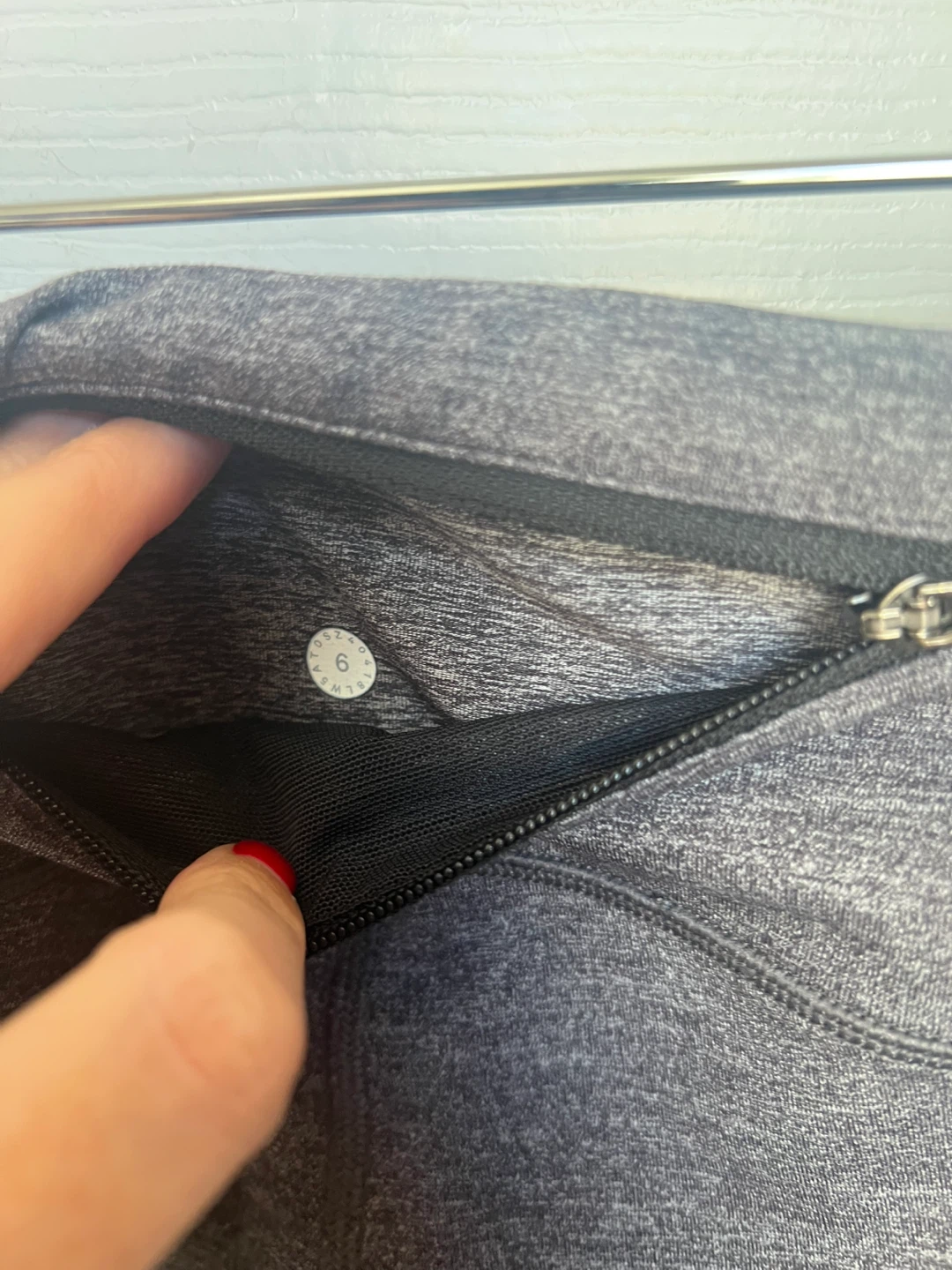 Lululemon Grey Leggings with Pockets Size 6 - photo 4