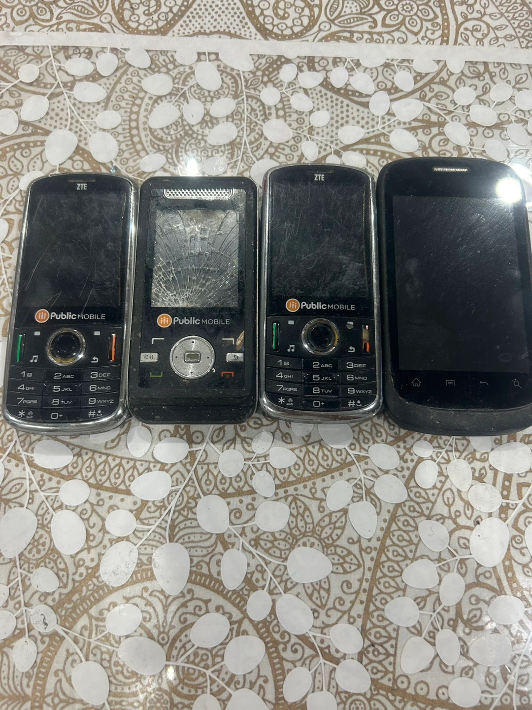 Lot of 4 ZTE Public Mobile cell phones - photo 2