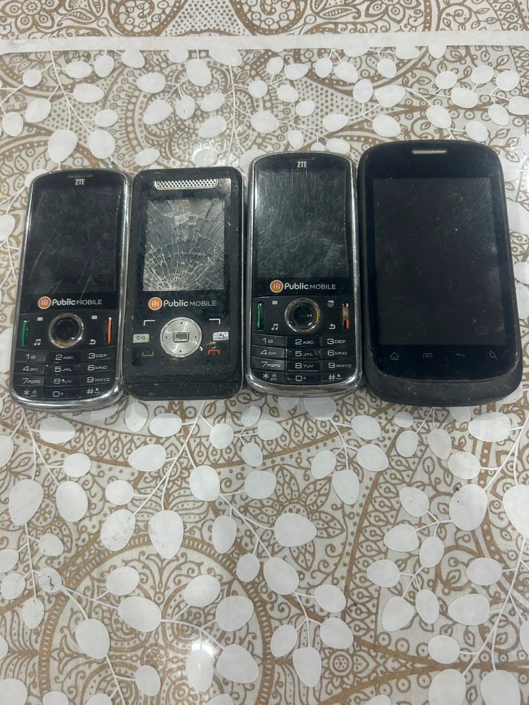 Lot of 4 ZTE Public Mobile cell phones - photo 3