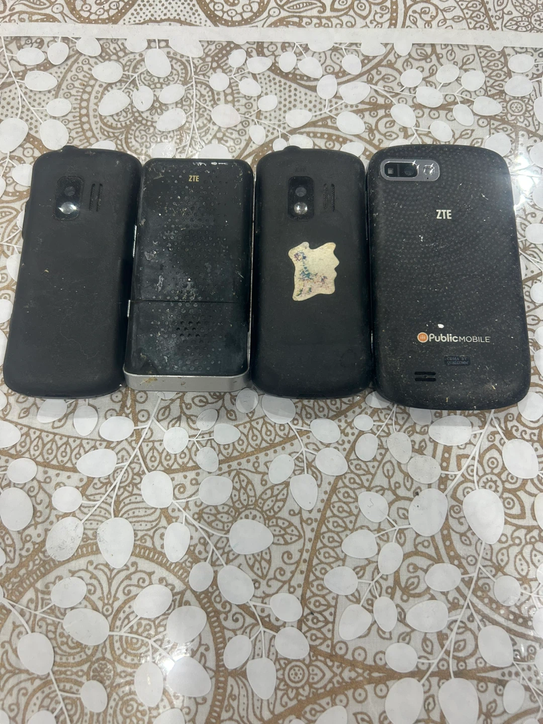 Lot of 4 ZTE Public Mobile cell phones - photo 4