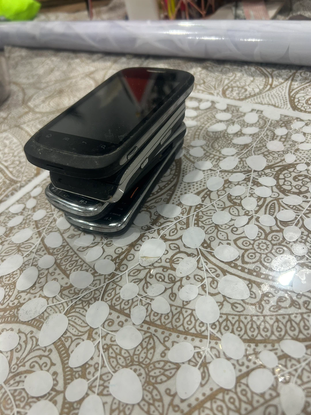 Lot of 4 ZTE Public Mobile cell phones - photo 5