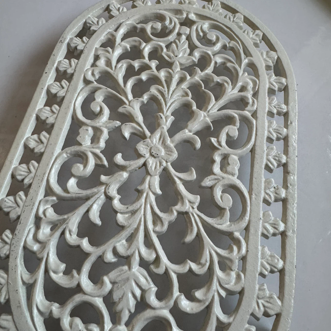 VTG Cast Iron Trivet reticulated White  10x6" Oval Footed - photo 4
