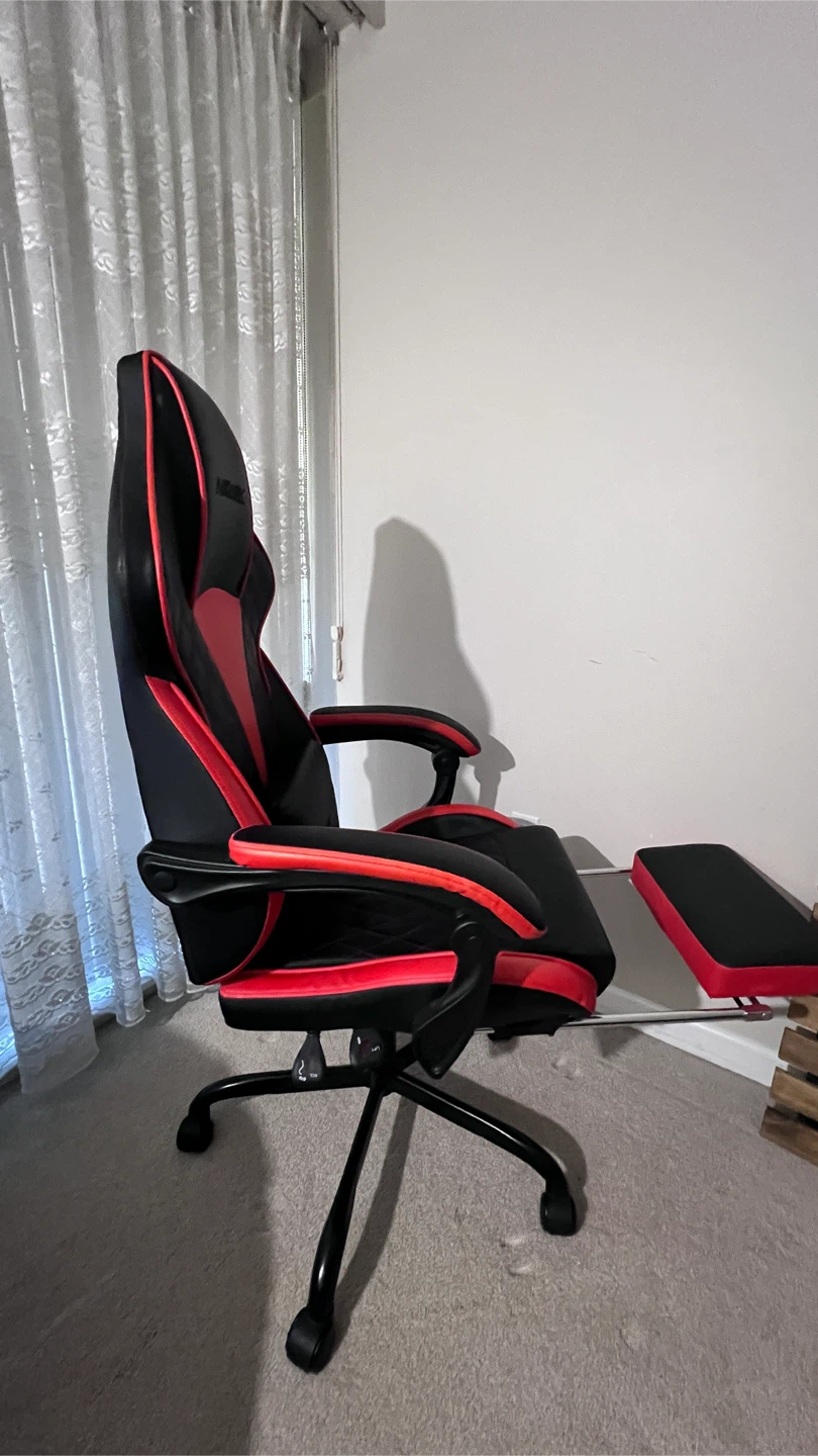 Nionik Gaming Chair with Footrest