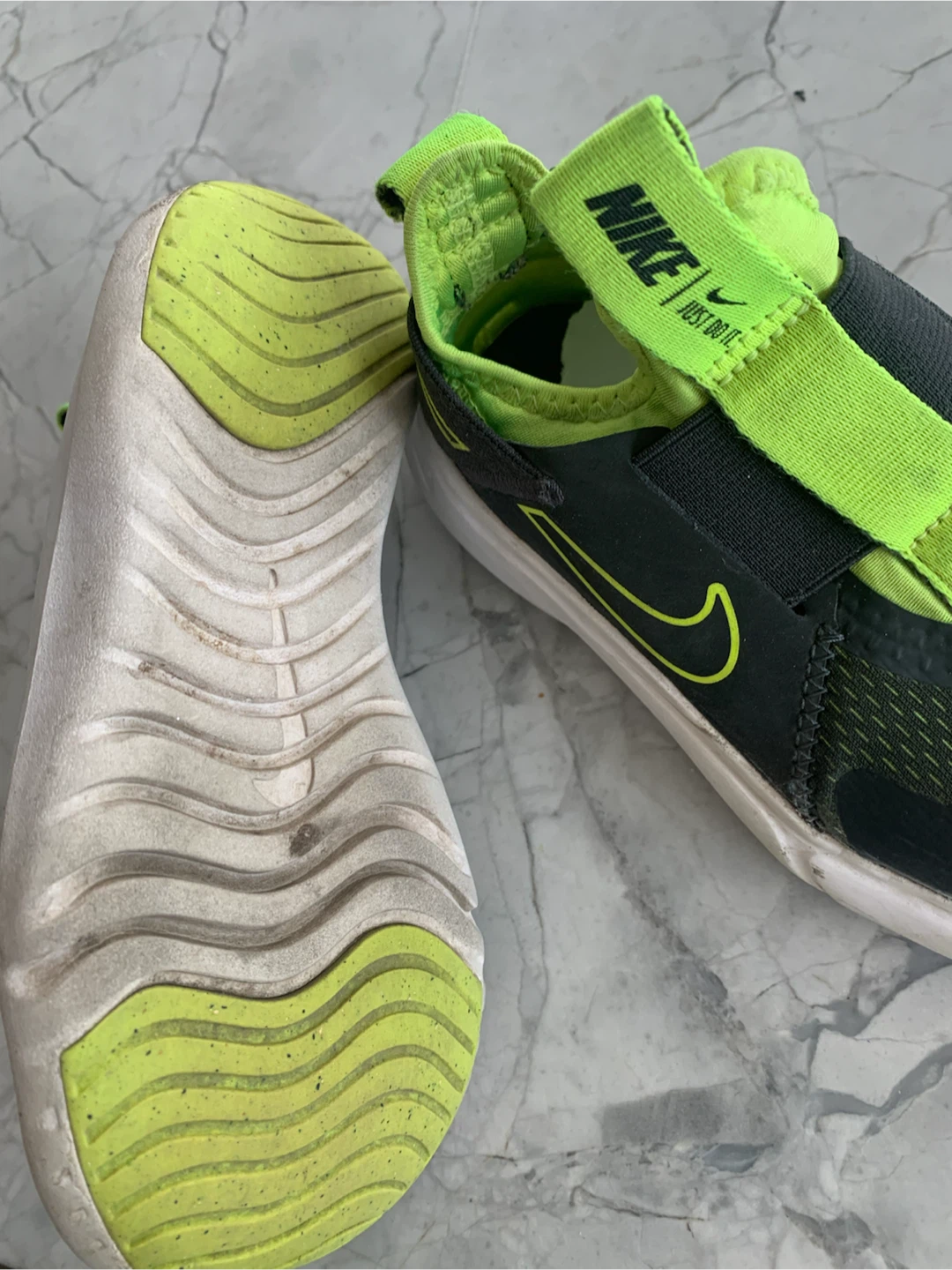 Kids Nike runner sneakers slip on size 2.5 or 27.5 European - photo 2