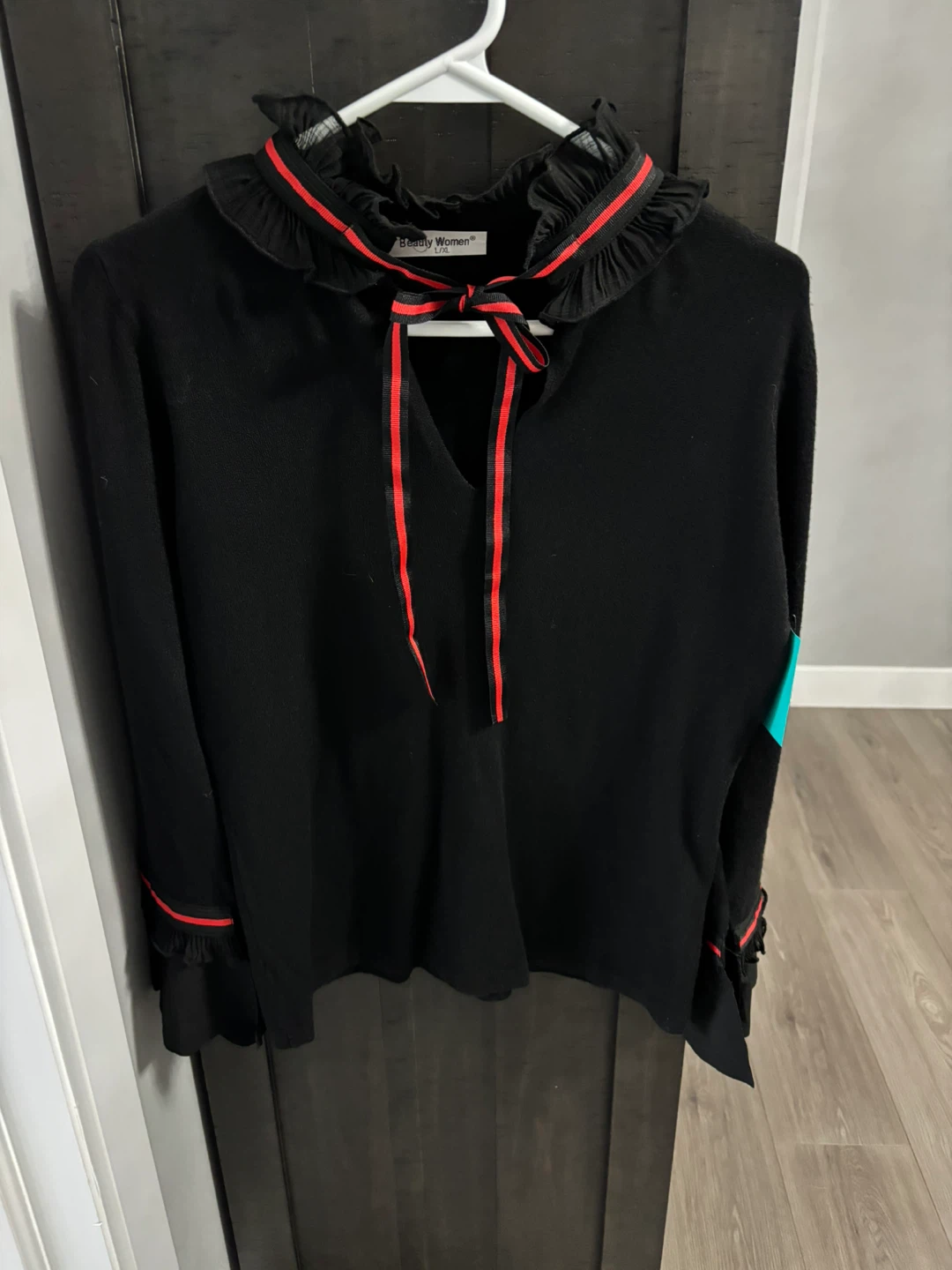 Beauty Women black sweater with red striped ruffles