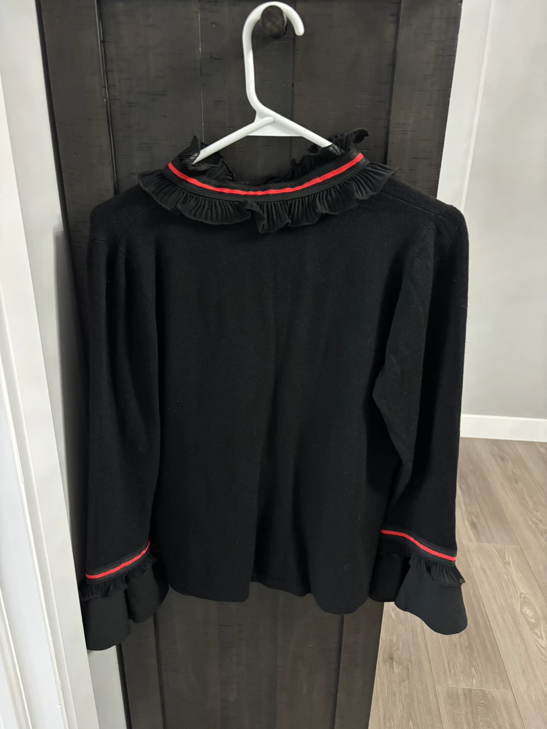 Beauty Women black sweater with red striped ruffles - photo 2