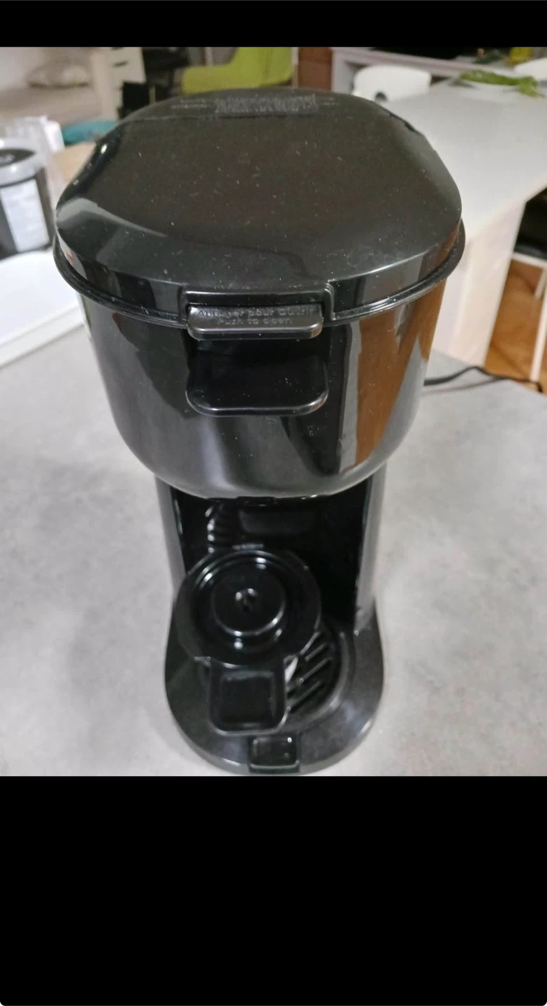 Black single serve coffee maker