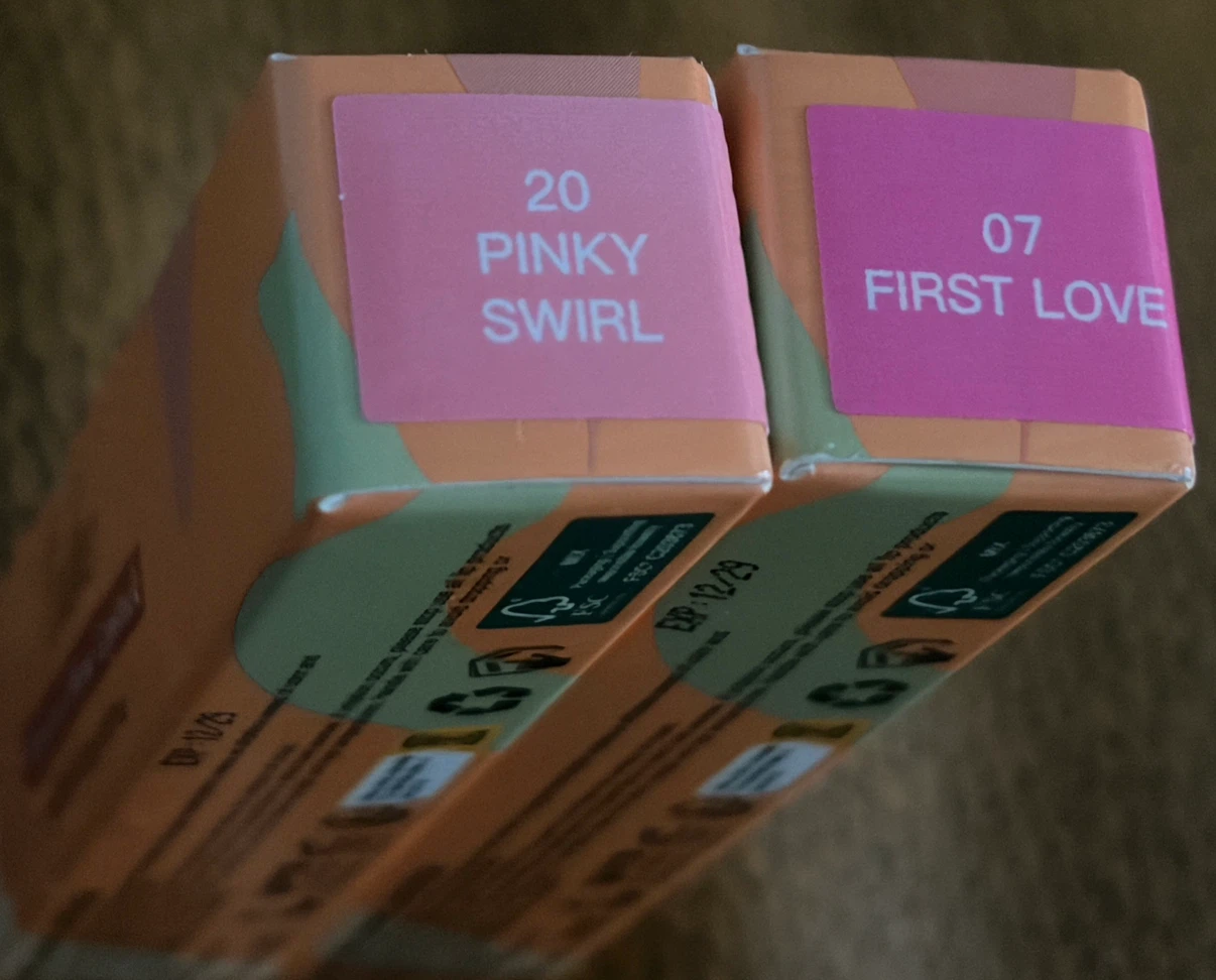 2 Oulac Moisture Shine Lipsticks - photo 2