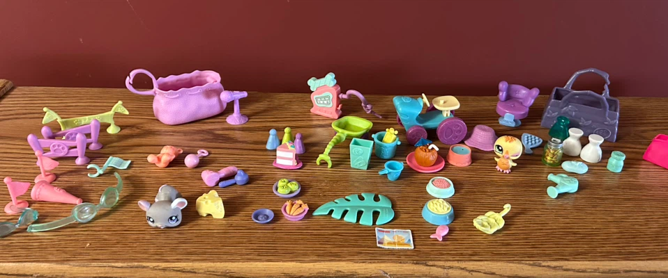 Littlest Pet Shop Accessories Lot with 2 Figures