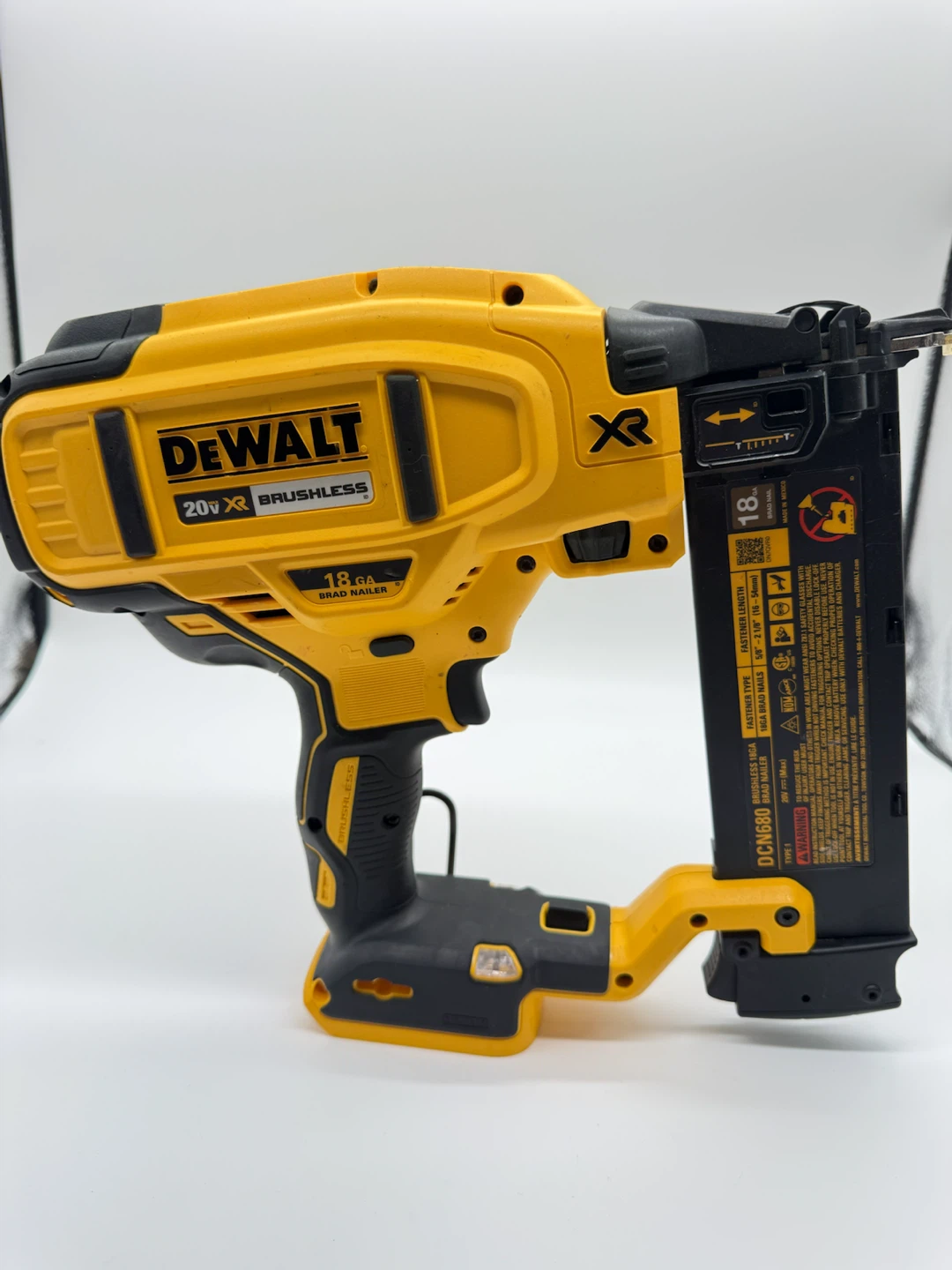 DEWALT 20V MAX XR Cordless Brushless 18-Gauge Brad Nailer DCN680 - photo 2