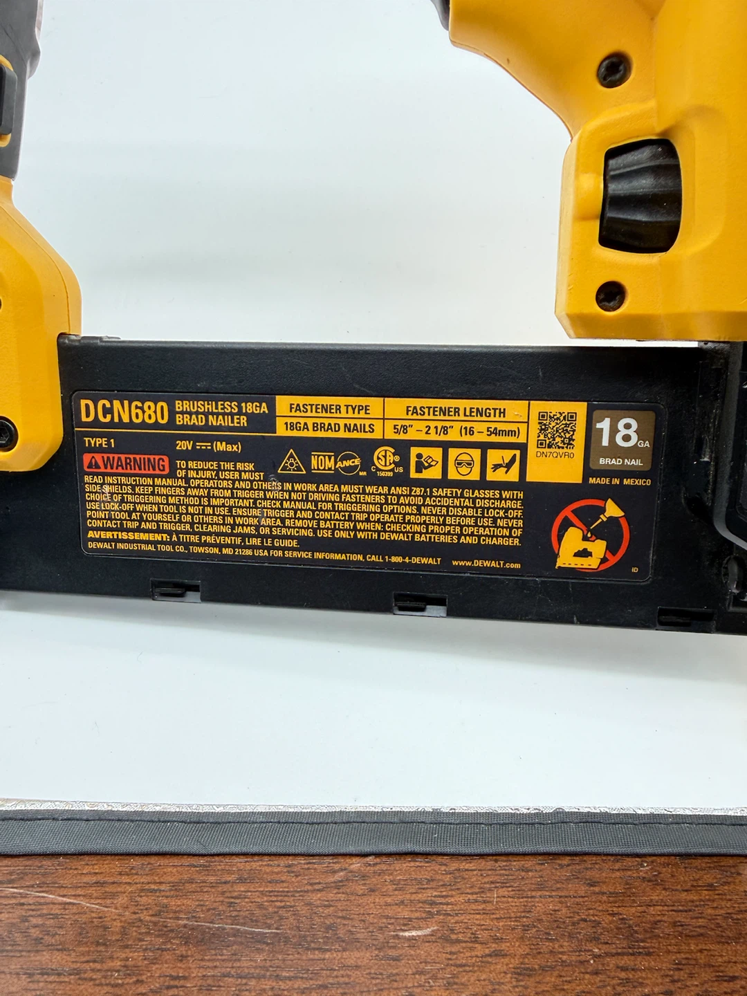 DEWALT 20V MAX XR Cordless Brushless 18-Gauge Brad Nailer DCN680 - photo 3
