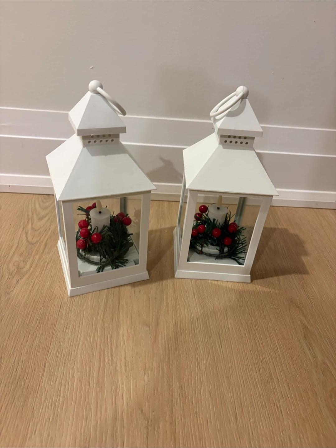 Set of 2 White Decorative Lanterns