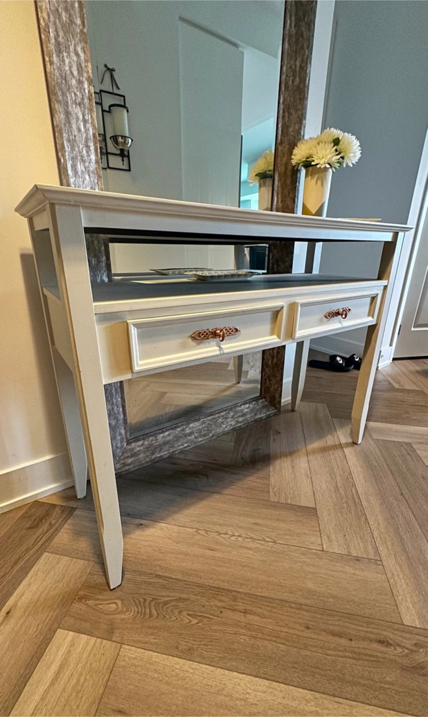 Cream side table. Great condition