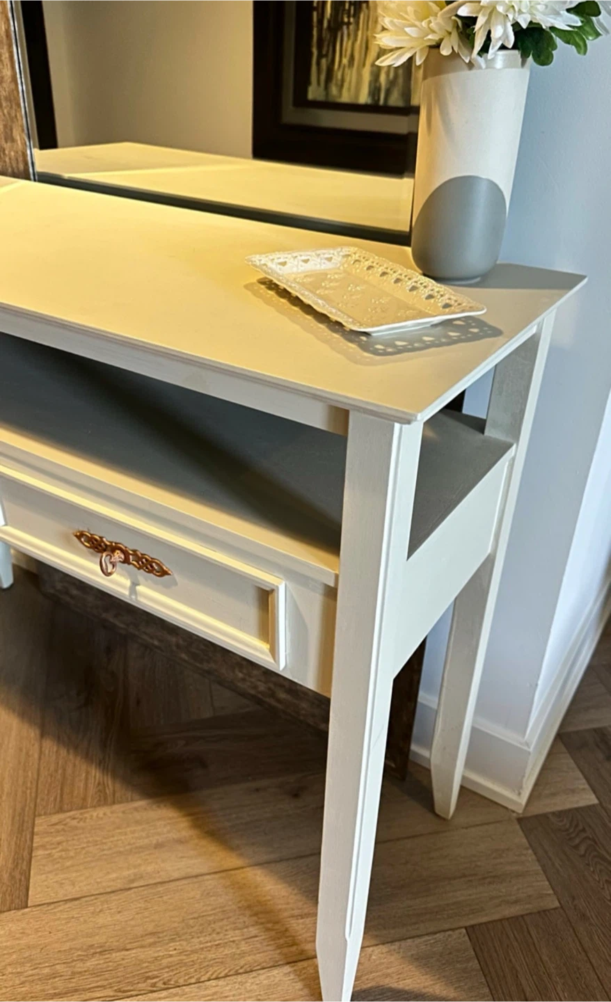 Cream side table. Great condition - photo 3