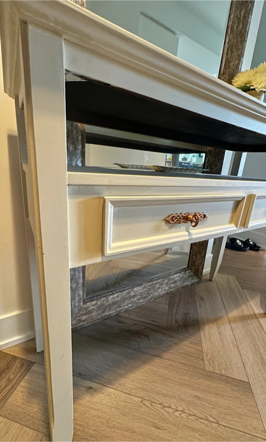 Cream side table. Great condition - photo 4