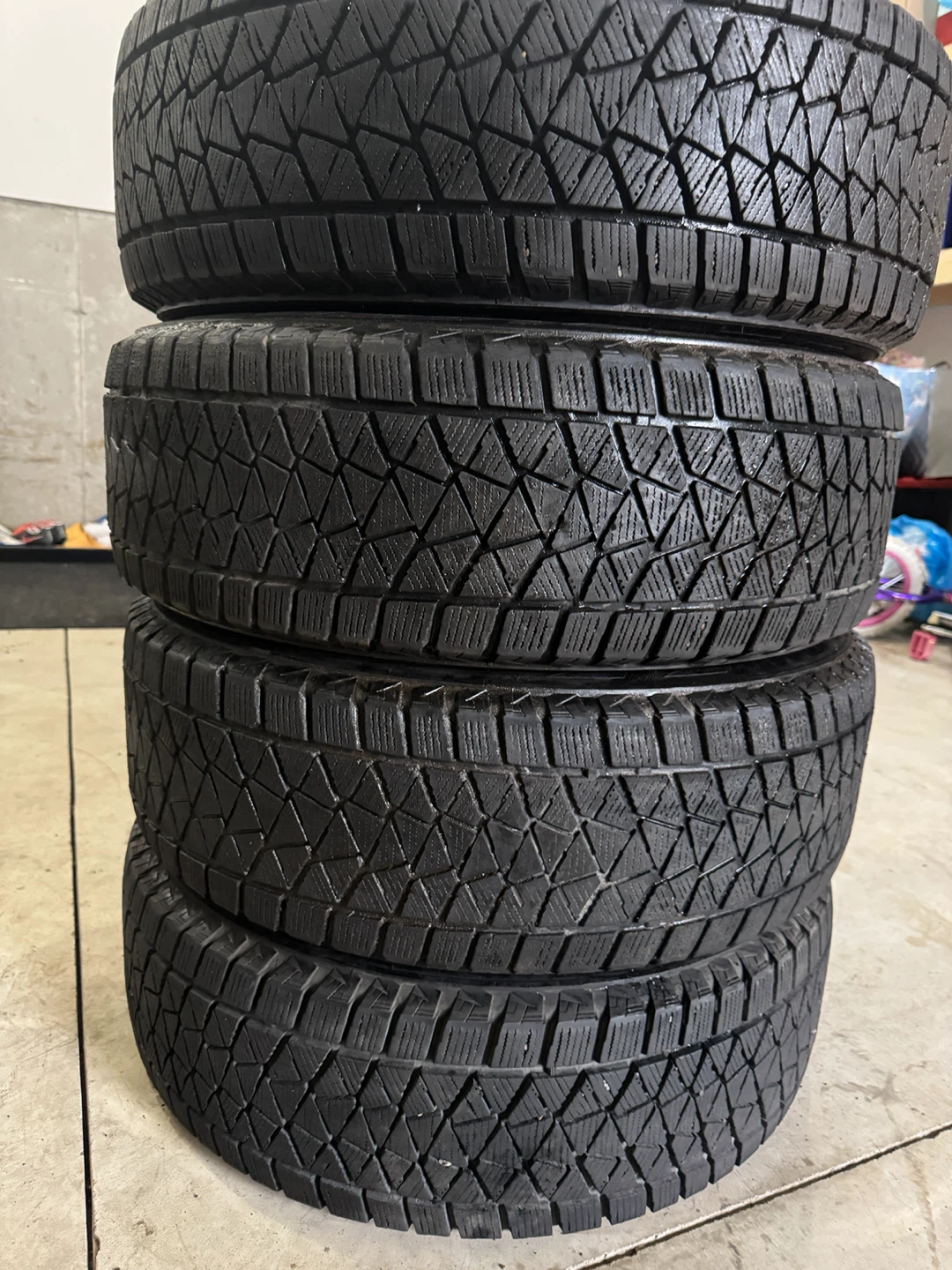 225/65R17 Set of 4 Bridgestone Blizzak DM-V2 Winter Tires