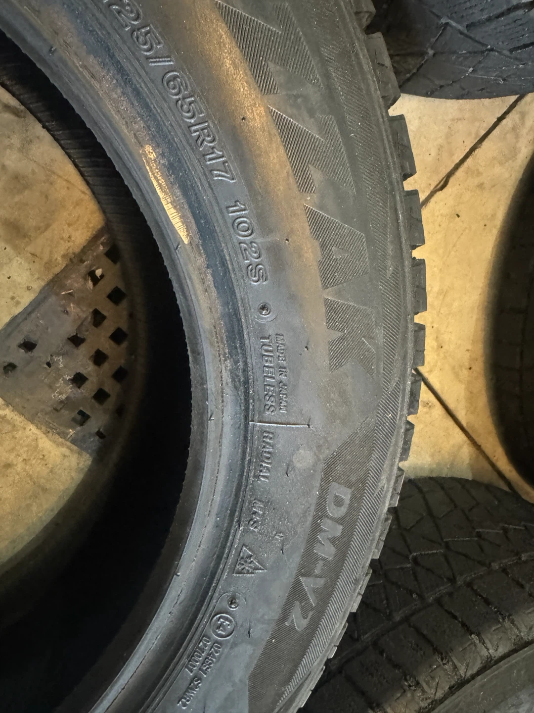 225/65R17 Set of 4 Bridgestone Blizzak DM-V2 Winter Tires - photo 4