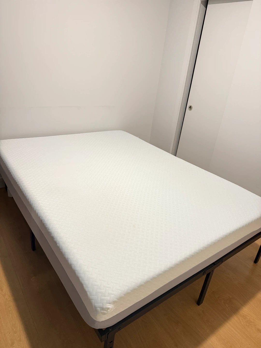 Zinus Queen Mattress - photo 2