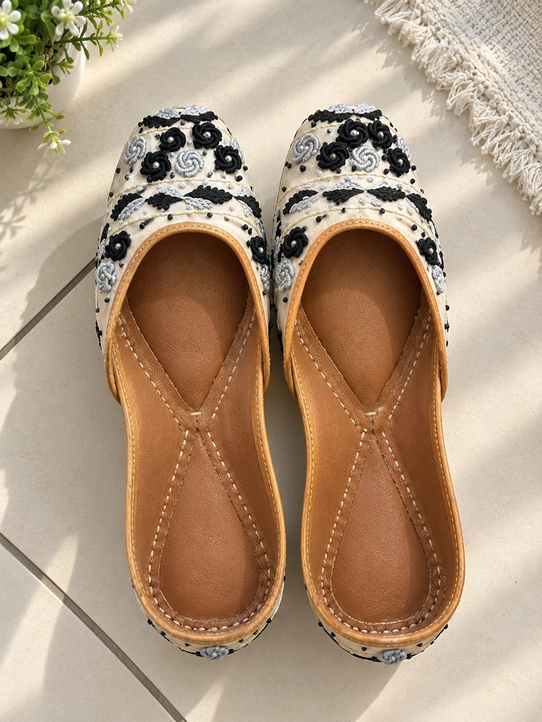 Embroidered Traditional Jutti Shoes - photo 2