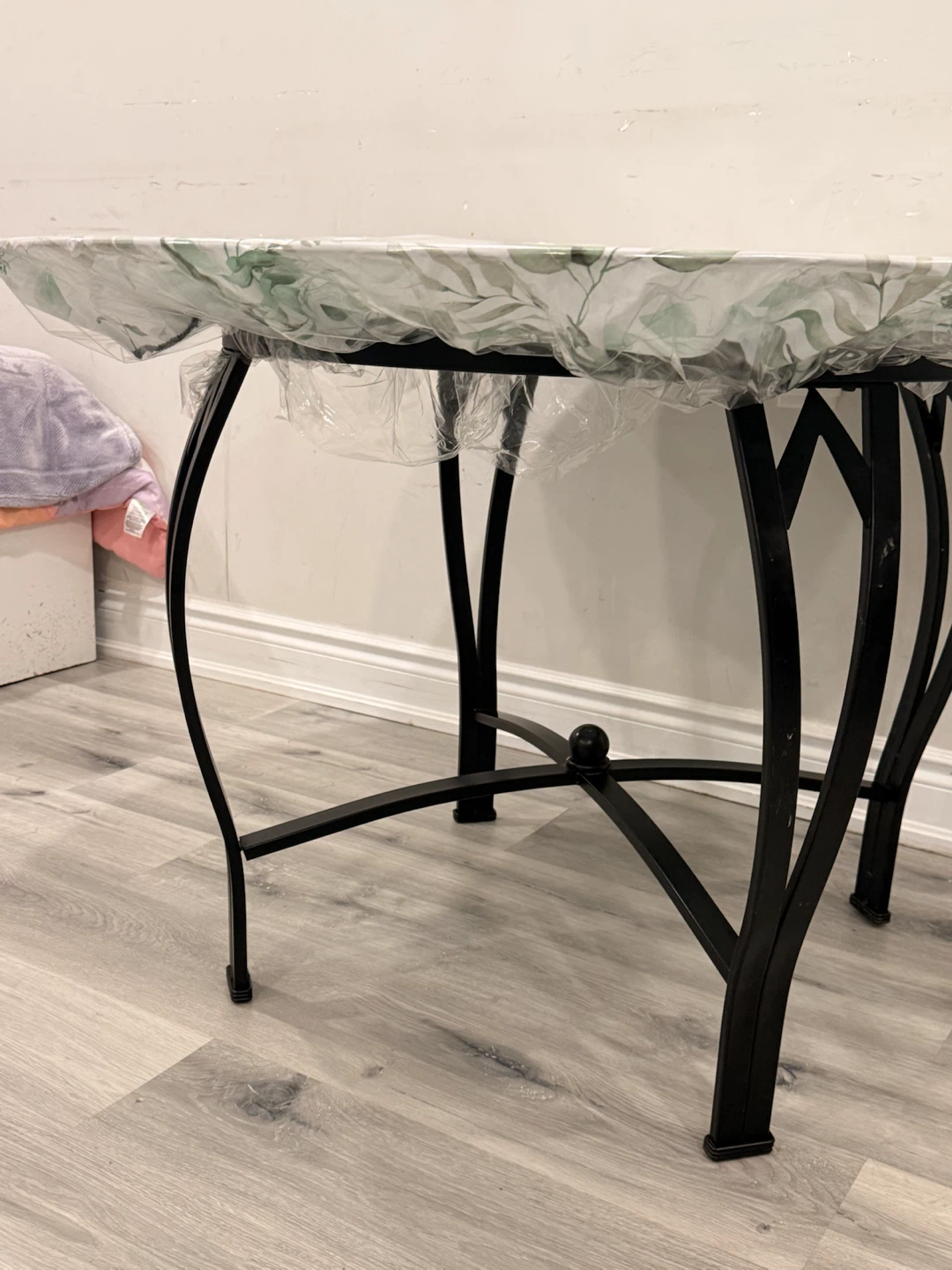 Round metal frame table with floral cover - photo 2