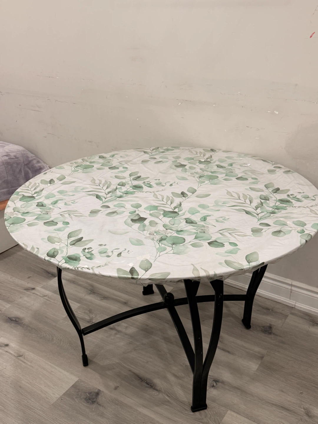 Round metal frame table with floral cover - photo 3