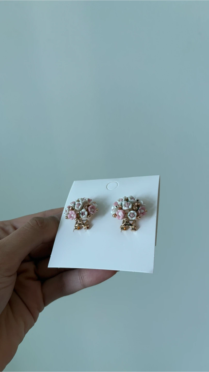 Floral cluster stud earrings - photo 2