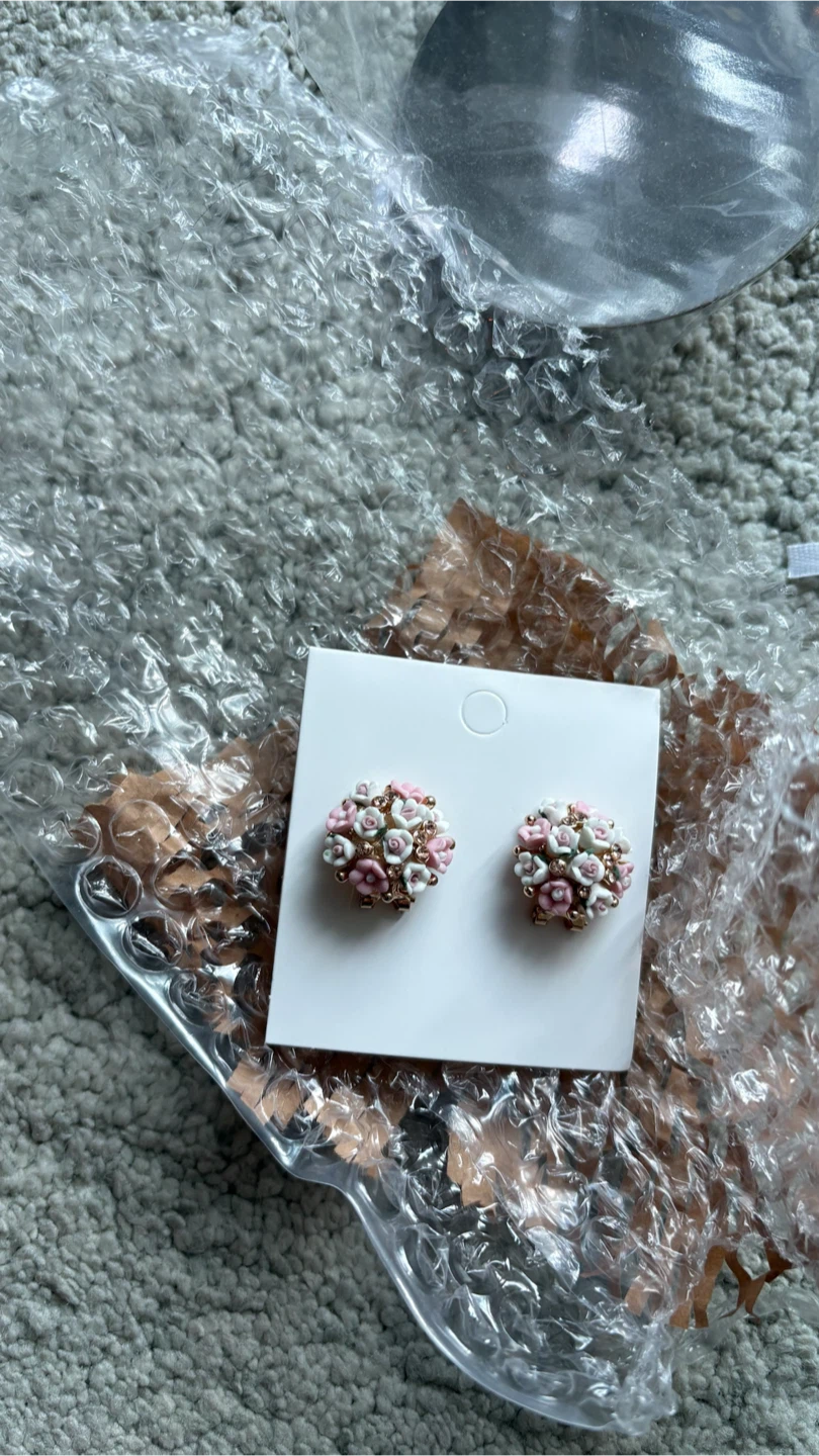 Floral cluster stud earrings - photo 4
