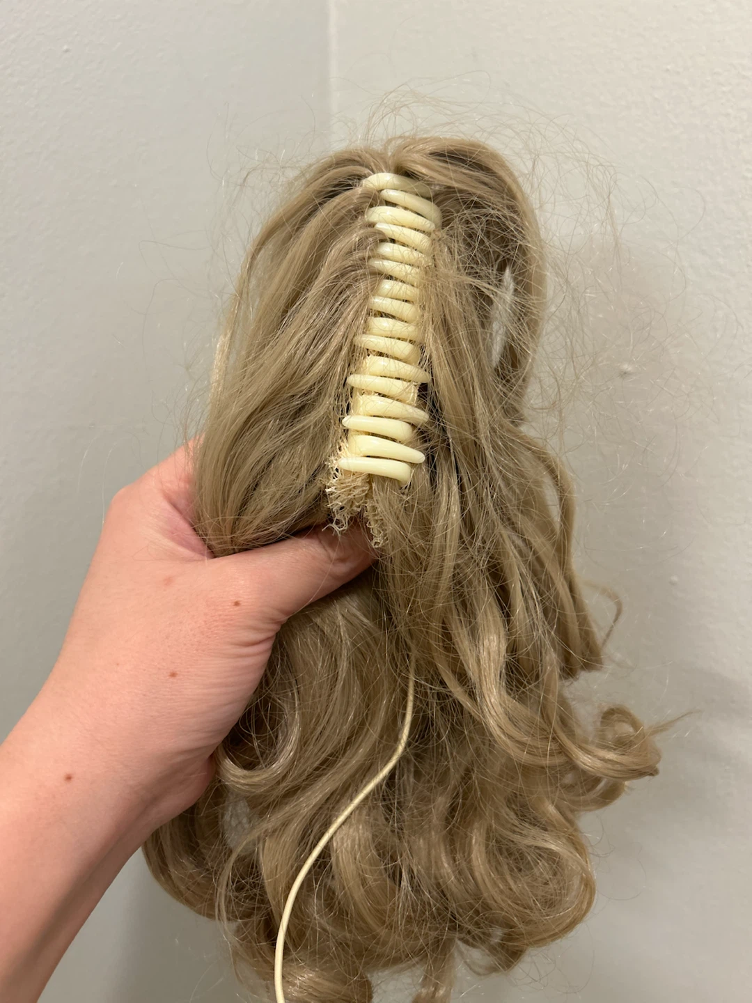 Brand New Curly Claw Clip Ponytail Hair Extension - Ash Blonde - photo 4