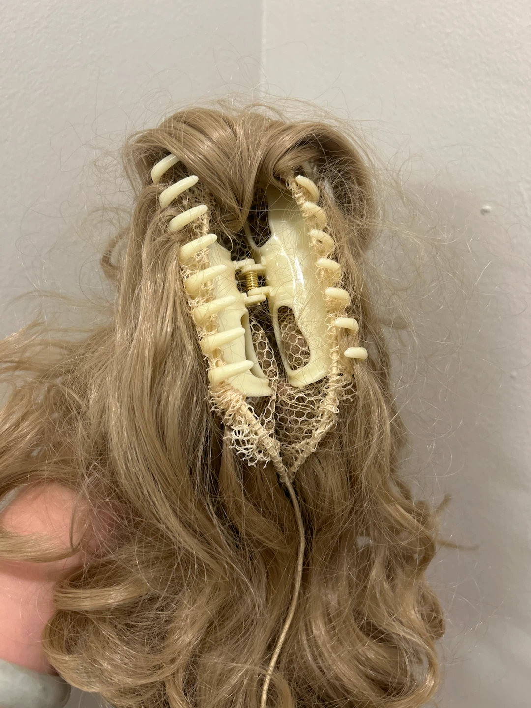 Brand New Curly Claw Clip Ponytail Hair Extension - Ash Blonde - photo 5