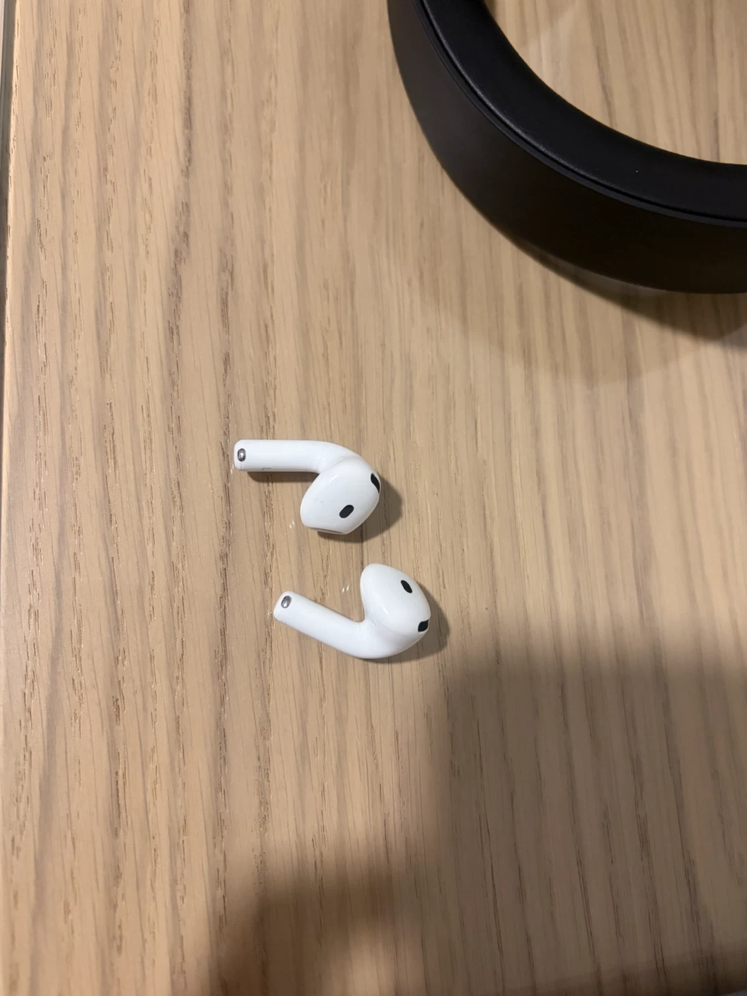 AirPods 4 earbuds only (case lost)