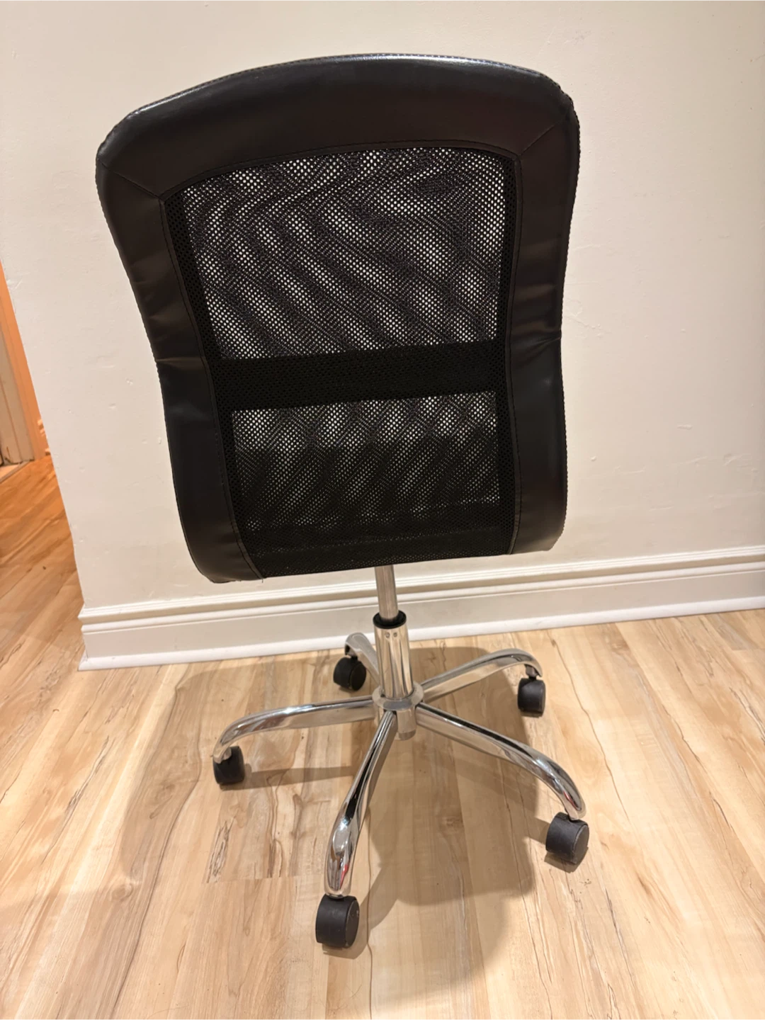 Black office chair - photo 4
