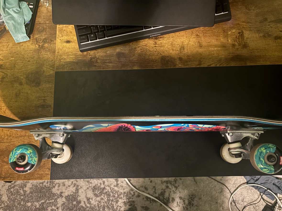 Globe 8.25” Skateboard – Excellent Condition + T-Tool - photo 4