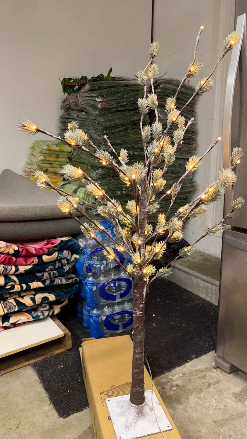 Pine leave snowy new Decorative Tree 4 feet - photo 3