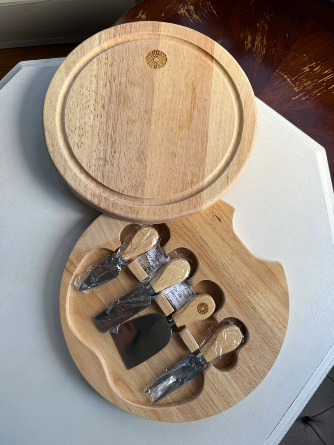 Round cheese board w/ knives set