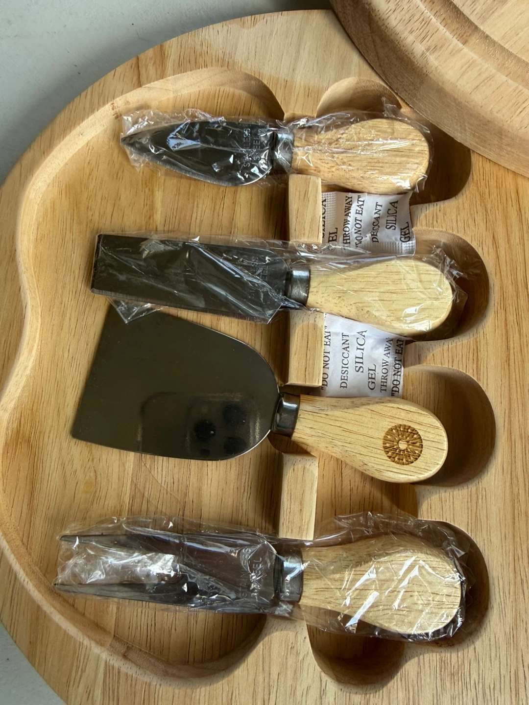 Round cheese board w/ knives set - photo 2
